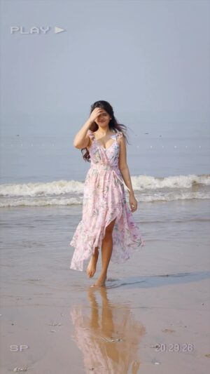 Anahita Bhooshan Instagram - Just a happy girl at the Beach. 
.
.
.
.
.
.
#reels #reelsinstagram #fyp #explore #beach #beachfit