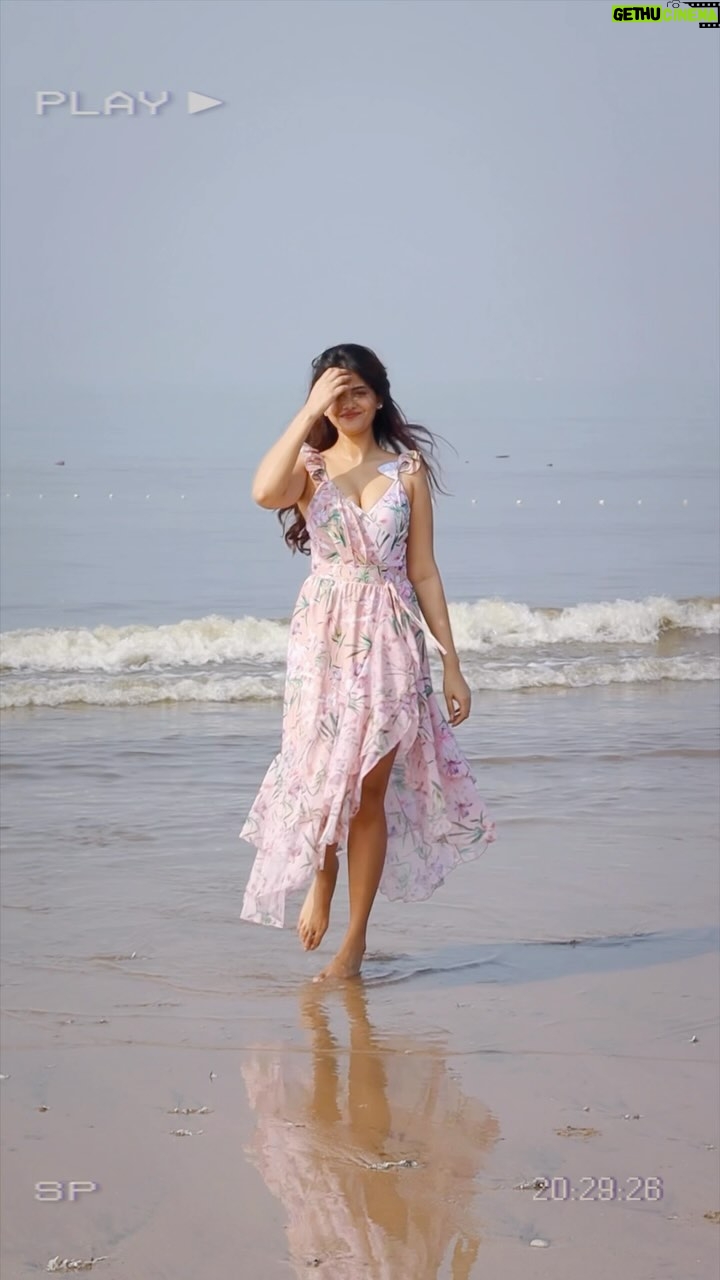 Anahita Bhooshan Instagram - Just a happy girl at the Beach. . . . . . . #reels #reelsinstagram #fyp #explore #beach #beachfit