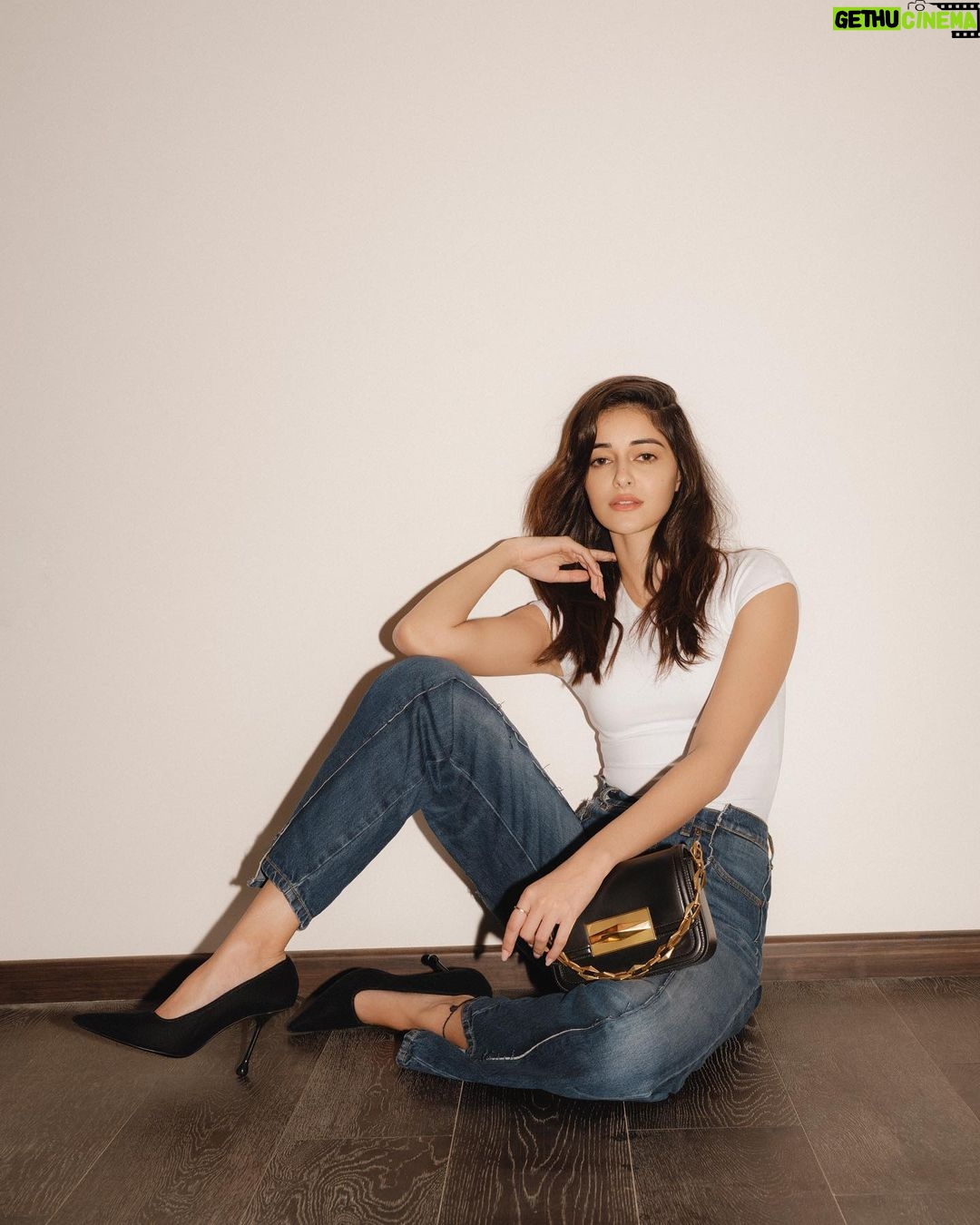 Ananya Panday Instagram - Elevating my new season staples with the @jimmychoo Diamond Crossbody bag #Jimmychoo #ad