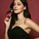 Ananya Panday Instagram - Revealing the magic behind my luminous skin, thanks to @lakmeskin’s Glycolic Illuminate Collection! 💫✨ As a skincare enthusiast, diving into this routine was a no-brainer. With just 1% Glycolic, it’s my daily must-have for a radiant diamond-like glow to #ShineLikeADiamond 💎 #Lakmē #LakmēSkin #LakmēSkincare #LakmēGlycolicIlluminate #GlycolicAcid #NewLaunch #Ad