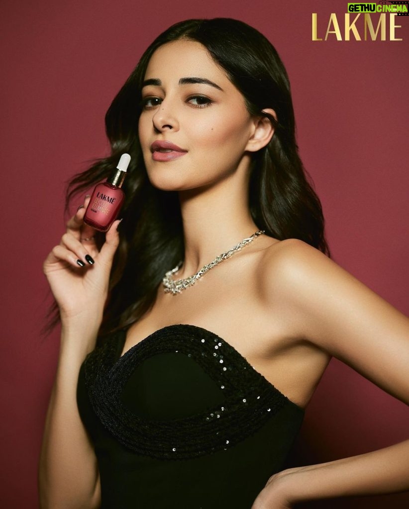Ananya Panday Instagram - Revealing the magic behind my luminous skin, thanks to @lakmeskin’s Glycolic Illuminate Collection! 💫✨ As a skincare enthusiast, diving into this routine was a no-brainer. With just 1% Glycolic, it’s my daily must-have for a radiant diamond-like glow to #ShineLikeADiamond 💎 #Lakmē #LakmēSkin #LakmēSkincare #LakmēGlycolicIlluminate #GlycolicAcid #NewLaunch #Ad