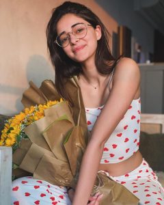 Ananya Panday Instagram - I ❤️ the day of ❤️ !!! A big Valentine’s Day hug to everyone 🤗🤗🤗🤗