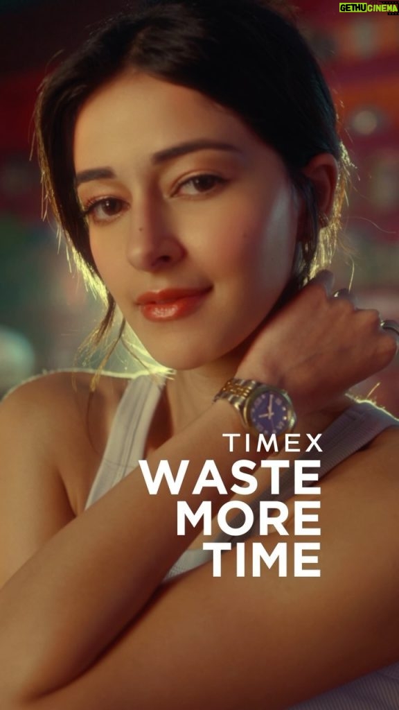 Ananya Panday Instagram - Good listener ✅ Loves the sun ✅ Looks great in green ✅ That’s our new bae, the bae we love to #WasteMoreTime with 😉 #Timex #TimexIndia #AnalogLife #SeasonOfLove #AnanyaPanday #ad