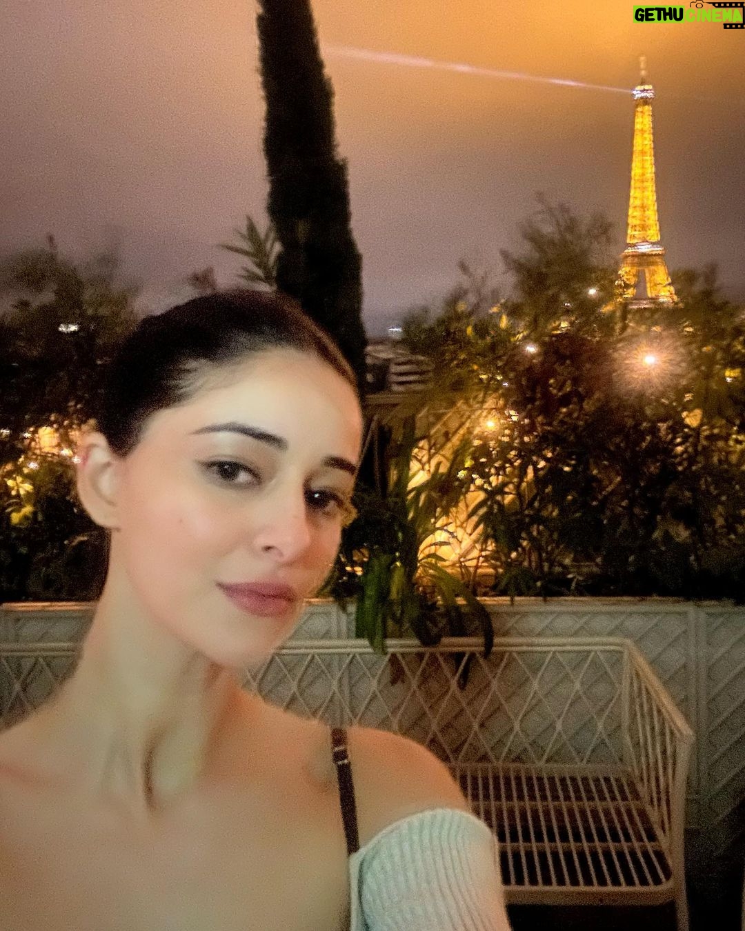 Ananya Panday Instagram - Paris for a quick minute 🤟🏼