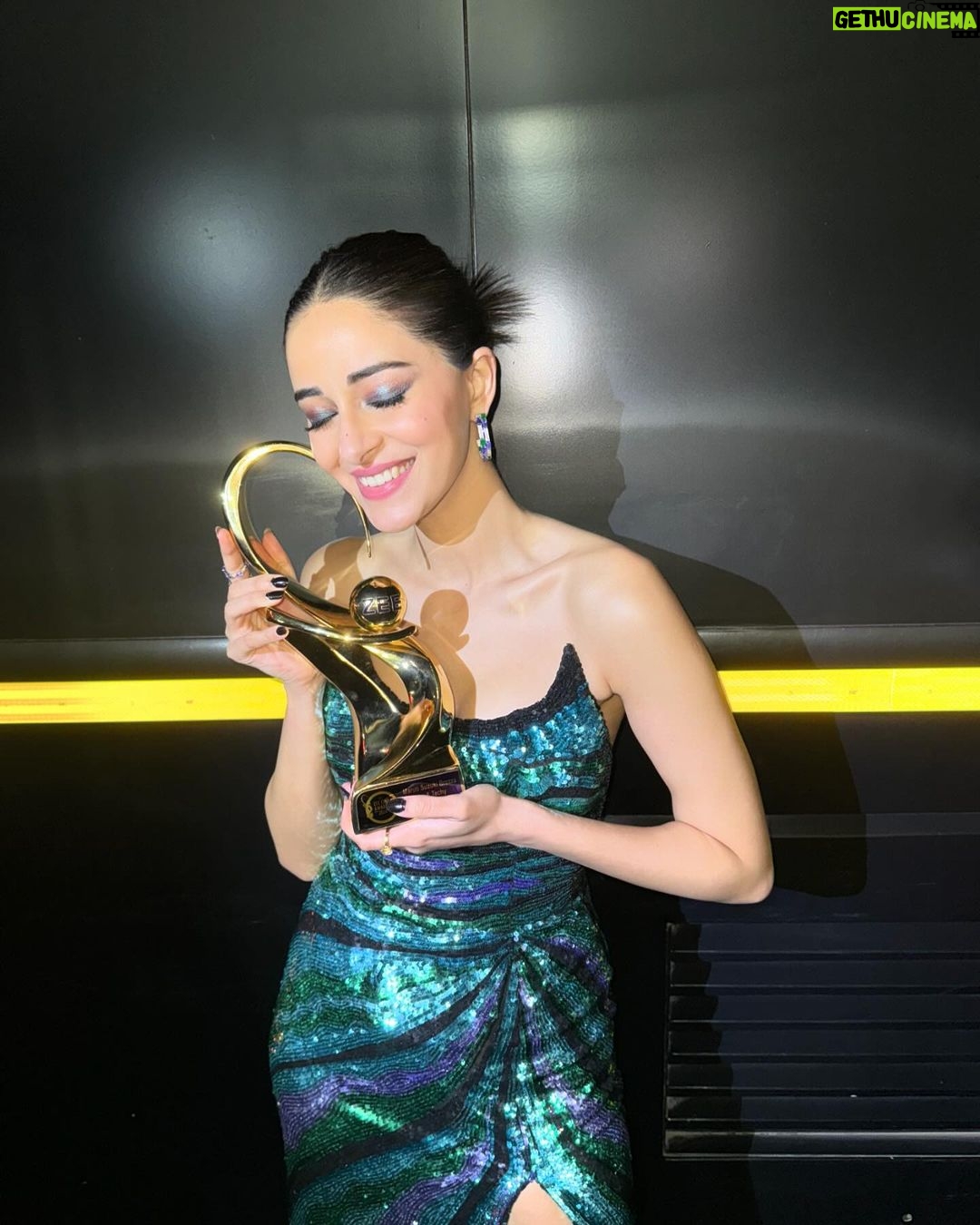 Ananya Panday Instagram - Thank you @zeecineawards for the hot&techy ‘Performer of the Year’ award for Kho Gaye Hum Kahan 🦋 eternally grateful for all the love 🙏🏼