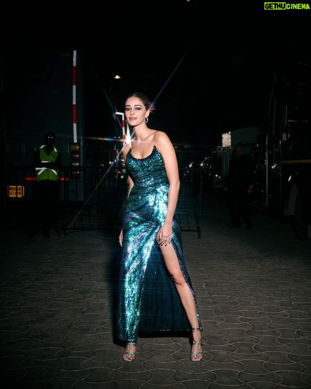 Ananya Panday Instagram - Thank you @zeecineawards for the hot&techy ‘Performer of the Year’ award for Kho Gaye Hum Kahan 🦋 eternally grateful for all the love 🙏🏼