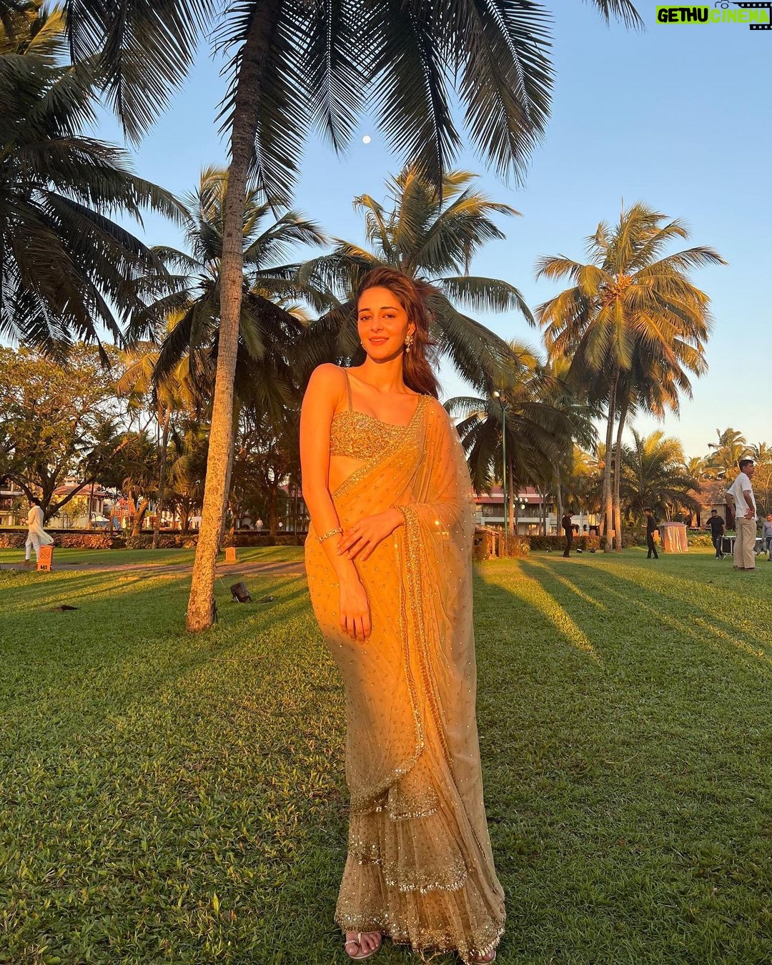Ananya Panday Instagram - feeling the sun ☀️ under the moon 🌙 surrounded by love 💕