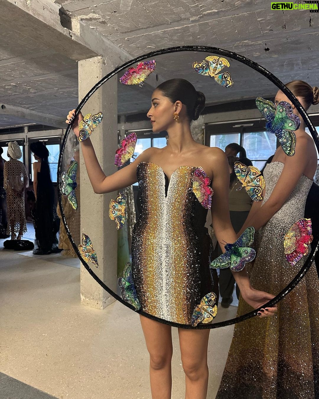 Ananya Panday Instagram - Paris for a quick minute 🤟🏼