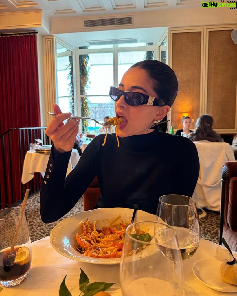 Ananya Panday Instagram - Paris for a quick minute 🤟🏼