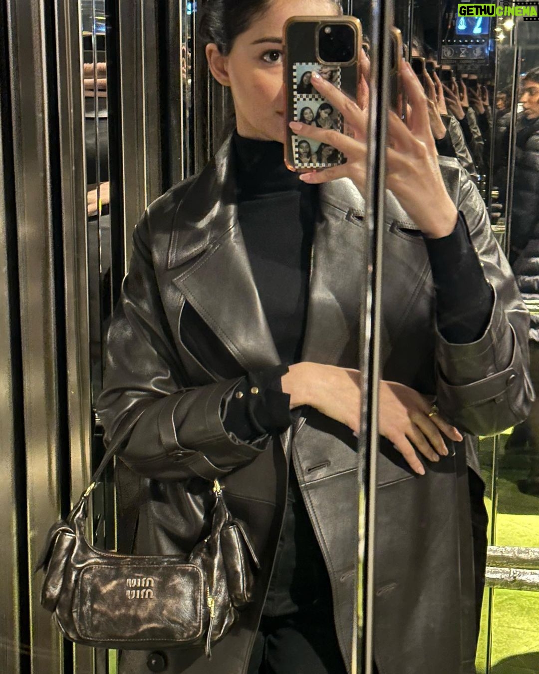Ananya Panday Instagram - Paris for a quick minute 🤟🏼