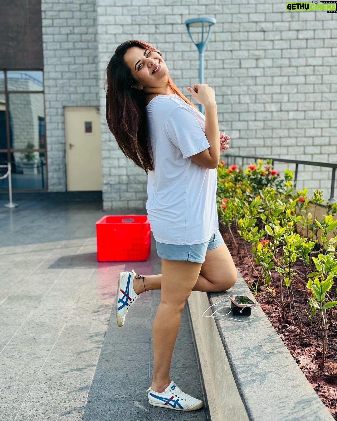 Anasuya Bharadwaj Instagram - Say Hi to puffy morning faces 🥱😮💨😁
