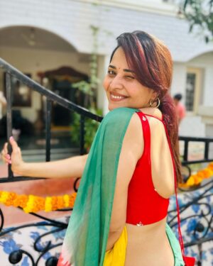 Anasuya Bharadwaj Instagram - అందరికీ మకర సంక్రాంతి శుభాకాంక్షలు 🌾❤️🍚🪁
सभीको मकर संक्रांति कि शुभकामनाएँ 🌾❤️🍛🪁
Happy Sankranthi everyone 🌾❤️🍲🪁
