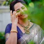 Anasuya Bharadwaj Instagram – I 🐝🍀in me! ☺️

Look,Blouse design & Styled by
@rishi_chowdary 
Saree @sribalajishoppingmall 
Blouse @ithiofficial 
MUA @ram_skintone_makeup 
HSA @telusivakrishna 
Accessories @bcos_its_silver 
PC Team @valmikiramuphotography 
Celebrity Management by @kalyansunkara 
@umediaentartainments