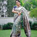 Anasuya Bharadwaj Instagram – I 🐝🍀in me! ☺️

Look,Blouse design & Styled by
@rishi_chowdary 
Saree @sribalajishoppingmall 
Blouse @ithiofficial 
MUA @ram_skintone_makeup 
HSA @telusivakrishna 
Accessories @bcos_its_silver 
PC Team @valmikiramuphotography 
Celebrity Management by @kalyansunkara 
@umediaentartainments