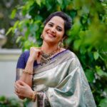 Anasuya Bharadwaj Instagram – I 🐝🍀in me! ☺️

Look,Blouse design & Styled by
@rishi_chowdary 
Saree @sribalajishoppingmall 
Blouse @ithiofficial 
MUA @ram_skintone_makeup 
HSA @telusivakrishna 
Accessories @bcos_its_silver 
PC Team @valmikiramuphotography 
Celebrity Management by @kalyansunkara 
@umediaentartainments