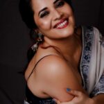 Anasuya Bharadwaj Instagram - Embraced Elegance 🦢🦋 @makeupbysiva 🩵 @telusivakrishna🩶 @karnikajewelshyd 💜 @valmikiramuphotography 🤎