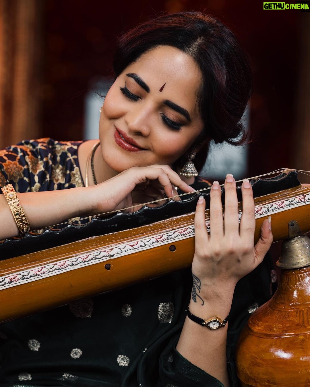 Anasuya Bharadwaj Instagram - నీవు లేక వీణా పలుకలేనన్నది నీవు రాక రాధా నిలువలేనన్నది 🪕🎶🎵