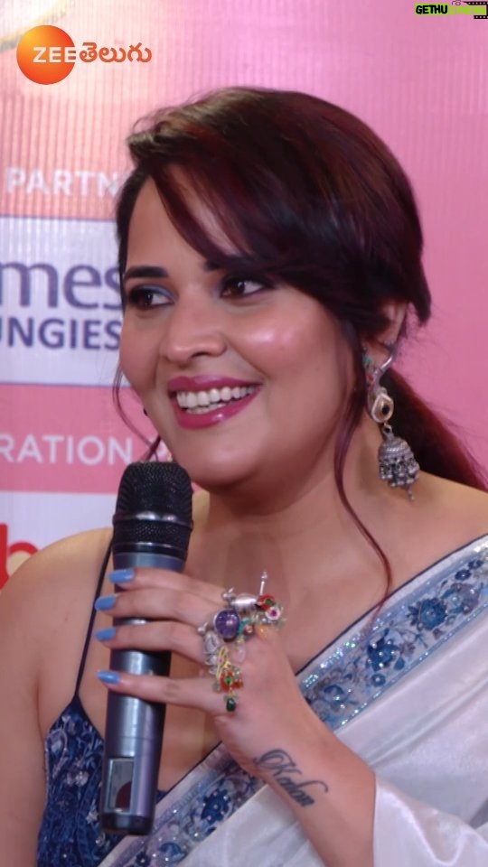 Anasuya Bharadwaj Instagram - Rohini cheppina Tongue Twister cheppadaniki Anasuya Kastalu🤣🤣 Watch The Biggest Telugu Television Awards of the year #ZeeTeluguKutumbamAwards2023 Today at 6 PM on #ZeeTelugu #CelebratingWomanHood #Pink #ZeeTeluguMahaEvent #ZTKA2023 #Kutumbam2023 #ZeeTeluguKutumbamAwards @actressrohini @itsme_anasuya