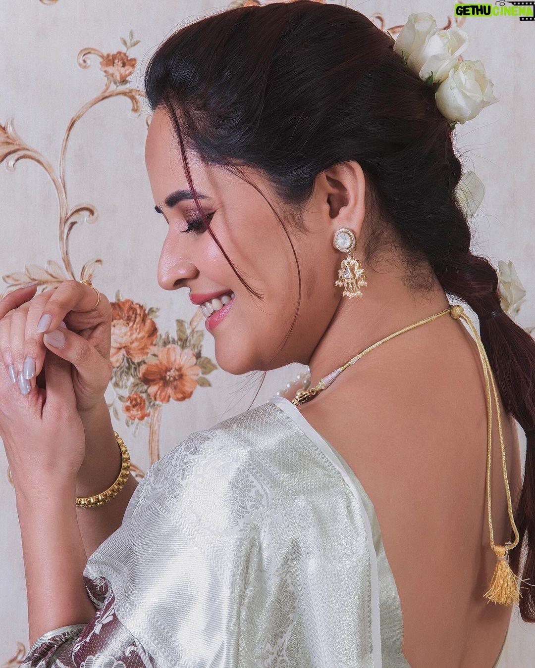Anasuya Bharadwaj Instagram - Other people liking you is a bonus You liking you is the real prize. Be a winner at that. π Look,Blouse design & Styled by @rishi_chowdary Blouse @ithiofficial MUA @makeupbysiva HSA @telusivakrishna Accessories @neelias_official PC @valmikiramuphotography Celebrity Management by @kalyansunkara @umediaentartainments Asst by @karthik12340