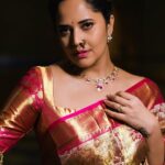 Anasuya Bharadwaj Instagram – Strength is looking back and seeing what you’ve been through and knowing you were strong enough to make it through! 💪🏻🩷

Look,Blouse design & Styled by
@rishi_chowdary 
Blouse @ithiofficial 
MUA @makeupbysiva 
HSA @telusivakrishna 
Jewellery @ithijewels 
PC: @valmikiramuphotography 
Celebrity Management by @kalyansunkara 
@umediaentartainments 
Asst by @karthik12340