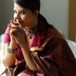 Anasuya Bharadwaj Instagram - She is twice the woman she was last year. And four times the woman she was the year before that. If you think you know her, you don’t. She keeps on evolving and She is unstoppable. 🧿 Ide satyam. Migata evvaremanukunna anta Ju Ju bee 😄🤭 Look,Blouse design & Styled by @rishi_chowdary Blouse @ithiofficial Saree @kanchipurammurugansilks MUA @makeupbysiva HSA @telusivakrishna Accessories @karnikajewelshyd PC @valmikiramuphotography Celebrity Management by @kalyansunkara @umediaentartainments Asst by @karthik12340