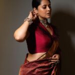 Anasuya Bharadwaj Instagram - She is twice the woman she was last year. And four times the woman she was the year before that. If you think you know her, you don’t. She keeps on evolving and She is unstoppable. 🧿 Ide satyam. Migata evvaremanukunna anta Ju Ju bee 😄🤭 Look,Blouse design & Styled by @rishi_chowdary Blouse @ithiofficial Saree @kanchipurammurugansilks MUA @makeupbysiva HSA @telusivakrishna Accessories @karnikajewelshyd PC @valmikiramuphotography Celebrity Management by @kalyansunkara @umediaentartainments Asst by @karthik12340