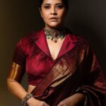 Anasuya Bharadwaj Instagram - She is twice the woman she was last year. And four times the woman she was the year before that. If you think you know her, you don’t. She keeps on evolving and She is unstoppable. 🧿 Ide satyam. Migata evvaremanukunna anta Ju Ju bee 😄🤭 Look,Blouse design & Styled by @rishi_chowdary Blouse @ithiofficial Saree @kanchipurammurugansilks MUA @makeupbysiva HSA @telusivakrishna Accessories @karnikajewelshyd PC @valmikiramuphotography Celebrity Management by @kalyansunkara @umediaentartainments Asst by @karthik12340