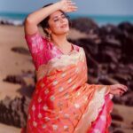 Anasuya Bharadwaj Instagram - Sky above, sand below,sea behind, peace within 🌊🧡🩷 Look,Blouse design & Styled by @rishi_chowdary Blouse @ithiofficial MUA @makeupbysiva HSA @telusivakrishna Accessories @shopriyaaofficial VC @mark_my_click Celebrity Management by @kalyansunkara @umediaentartainments Asst by @karthik12340