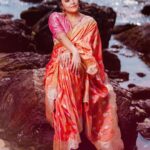 Anasuya Bharadwaj Instagram - Sky above, sand below,sea behind, peace within 🌊🧡🩷 Look,Blouse design & Styled by @rishi_chowdary Blouse @ithiofficial MUA @makeupbysiva HSA @telusivakrishna Accessories @shopriyaaofficial VC @mark_my_click Celebrity Management by @kalyansunkara @umediaentartainments Asst by @karthik12340