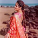 Anasuya Bharadwaj Instagram - Sky above, sand below,sea behind, peace within 🌊🧡🩷 Look,Blouse design & Styled by @rishi_chowdary Blouse @ithiofficial MUA @makeupbysiva HSA @telusivakrishna Accessories @shopriyaaofficial VC @mark_my_click Celebrity Management by @kalyansunkara @umediaentartainments Asst by @karthik12340