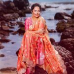 Anasuya Bharadwaj Instagram - Sky above, sand below,sea behind, peace within 🌊🧡🩷 Look,Blouse design & Styled by @rishi_chowdary Blouse @ithiofficial MUA @makeupbysiva HSA @telusivakrishna Accessories @shopriyaaofficial VC @mark_my_click Celebrity Management by @kalyansunkara @umediaentartainments Asst by @karthik12340