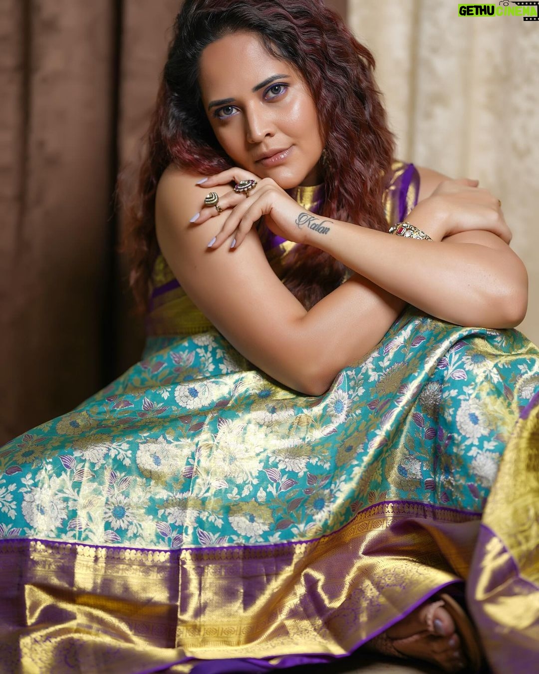 Anasuya Bharadwaj Instagram - π¦ πͺπΆποΈποΈ Look,Blouse design & Styled by @rishi_chowdary Saree @aakruti_shoppingmall Blouse @ithiofficial MUA @makeupbysiva HSA @telusivakrishna Accessories @karnikajewelshyd PC @srikrishna_photography9 Celebrity Management by @kalyansunkara @umediaentartainments Asst by @karthik12340
