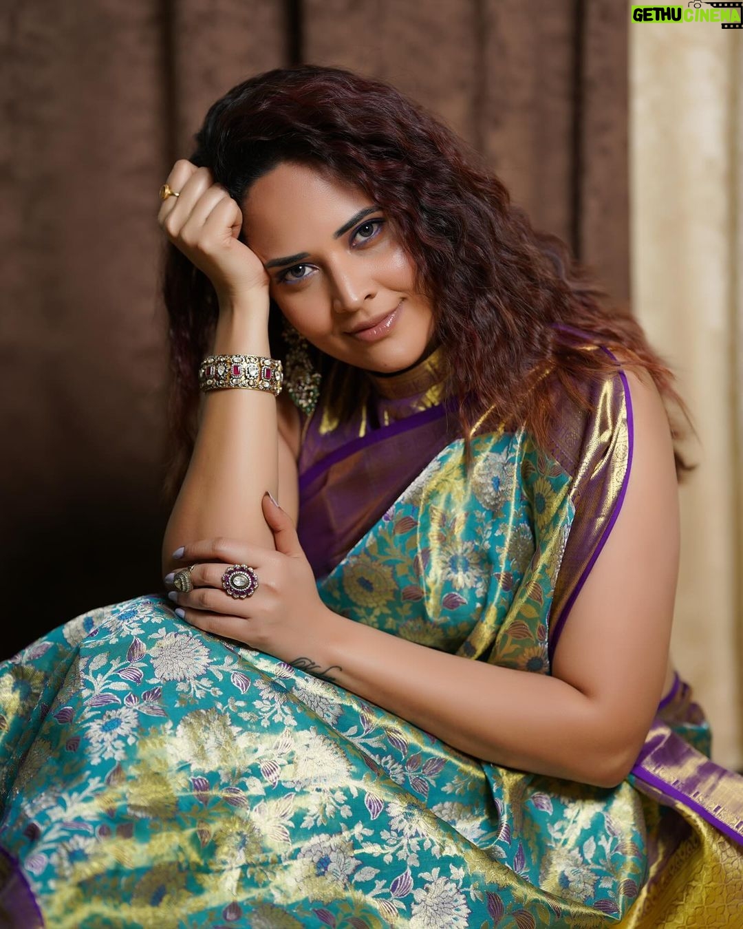 Anasuya Bharadwaj Instagram - π¦ πͺπΆποΈποΈ Look,Blouse design & Styled by @rishi_chowdary Saree @aakruti_shoppingmall Blouse @ithiofficial MUA @makeupbysiva HSA @telusivakrishna Accessories @karnikajewelshyd PC @srikrishna_photography9 Celebrity Management by @kalyansunkara @umediaentartainments Asst by @karthik12340