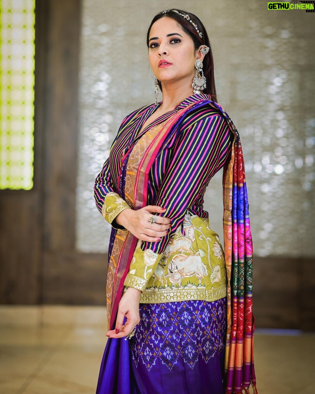 Anasuya Bharadwaj Instagram - ๐จ๐ Blouse design & Styled by @rishi_chowdary ๐ Saree by @cmrshoppingmall ๐ซถ๐ป Blouse @ithiofficial ๐ซฐ๐ป MUA @makeupbysiva ๐ HSA @telusivakrishna ๐ชฎ Jewellery @sheetalzaveribyvithaldas โจ PC: @kasitammisetty ๐ธ Edits: Team @valmikiramuphotography ๐๏ธ Celebrity Management by @kalyansunkara ๐๐ปโโ๏ธ @umediaentartainments