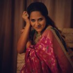 Anasuya Bharadwaj Instagram - I am a Wonder Woman.. I wonder where I kept my phone.. I wonder how I put up with so much sh**.. I wonder if people know how lucky they are to have me 😉.. I wonder why there’s so much hatred with such less known.. I wonder if I am still hungry after a 5 course meal.. I wonder why I wonder 🧐💭.. Blouse & Styling @rishi_chowdary 😚 Saree & Jewellery @southindiashopping 🫶🏻