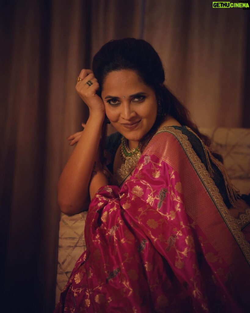 Anasuya Bharadwaj Instagram - I am a Wonder Woman.. I wonder where I kept my phone.. I wonder how I put up with so much sh**.. I wonder if people know how lucky they are to have me 😉.. I wonder why there’s so much hatred with such less known.. I wonder if I am still hungry after a 5 course meal.. I wonder why I wonder 🧐💭.. Blouse & Styling @rishi_chowdary 😚 Saree & Jewellery @southindiashopping 🫶🏻
