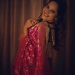 Anasuya Bharadwaj Instagram – I am a Wonder Woman.. I wonder where I kept my phone.. I wonder how I put up with so much sh**.. I wonder if people know how lucky they are to have me 😉.. I wonder why there’s so much hatred with such less known.. I wonder if I am still hungry after a 5 course meal.. I wonder why I wonder 🧐💭..

Blouse & Styling @rishi_chowdary 😚
Saree & Jewellery @southindiashopping 🫶🏻
