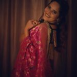 Anasuya Bharadwaj Instagram - I am a Wonder Woman.. I wonder where I kept my phone.. I wonder how I put up with so much sh**.. I wonder if people know how lucky they are to have me 😉.. I wonder why there’s so much hatred with such less known.. I wonder if I am still hungry after a 5 course meal.. I wonder why I wonder 🧐💭.. Blouse & Styling @rishi_chowdary 😚 Saree & Jewellery @southindiashopping 🫶🏻
