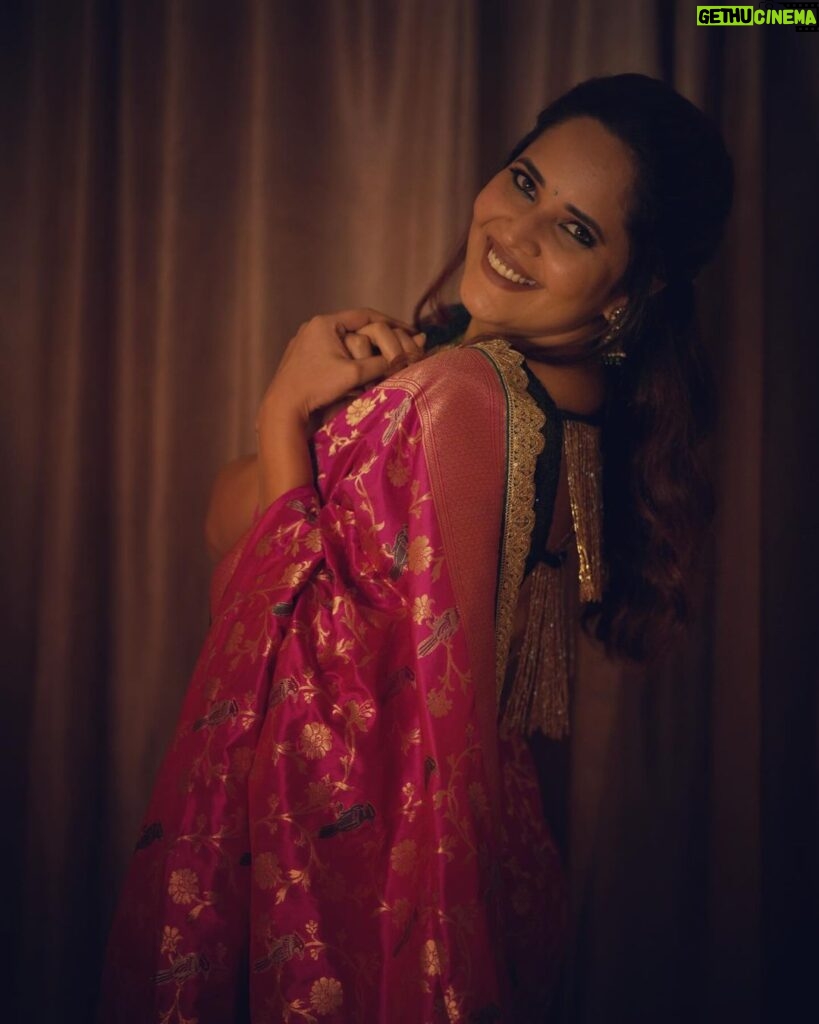 Anasuya Bharadwaj Instagram - I am a Wonder Woman.. I wonder where I kept my phone.. I wonder how I put up with so much sh**.. I wonder if people know how lucky they are to have me 😉.. I wonder why there’s so much hatred with such less known.. I wonder if I am still hungry after a 5 course meal.. I wonder why I wonder 🧐💭.. Blouse & Styling @rishi_chowdary 😚 Saree & Jewellery @southindiashopping 🫶🏻