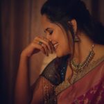 Anasuya Bharadwaj Instagram - I am a Wonder Woman.. I wonder where I kept my phone.. I wonder how I put up with so much sh**.. I wonder if people know how lucky they are to have me 😉.. I wonder why there’s so much hatred with such less known.. I wonder if I am still hungry after a 5 course meal.. I wonder why I wonder 🧐💭.. Blouse & Styling @rishi_chowdary 😚 Saree & Jewellery @southindiashopping 🫶🏻