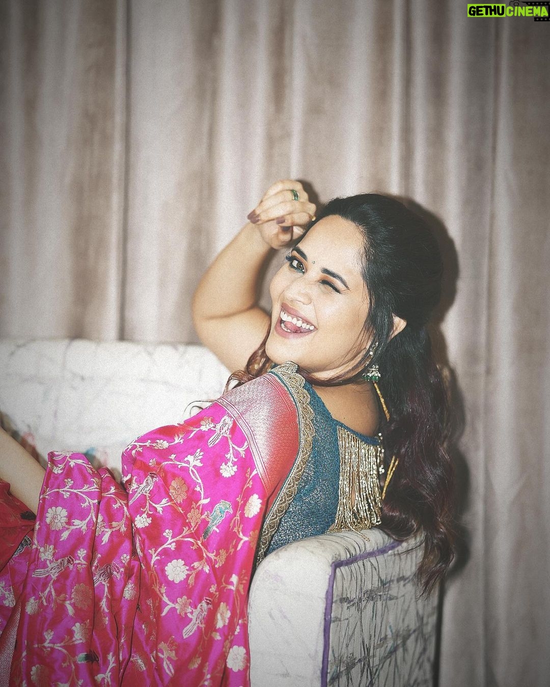 Anasuya Bharadwaj Instagram - I am a Wonder Woman.. I wonder where I kept my phone.. I wonder how I put up with so much sh**.. I wonder if people know how lucky they are to have me π.. I wonder why thereβs so much hatred with such less known.. I wonder if I am still hungry after a 5 course meal.. I wonder why I wonder π§π.. Blouse & Styling @rishi_chowdary π Saree & Jewellery @southindiashopping π«Άπ»
