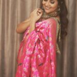 Anasuya Bharadwaj Instagram - I am a Wonder Woman.. I wonder where I kept my phone.. I wonder how I put up with so much sh**.. I wonder if people know how lucky they are to have me 😉.. I wonder why there’s so much hatred with such less known.. I wonder if I am still hungry after a 5 course meal.. I wonder why I wonder 🧐💭.. Blouse & Styling @rishi_chowdary 😚 Saree & Jewellery @southindiashopping 🫶🏻
