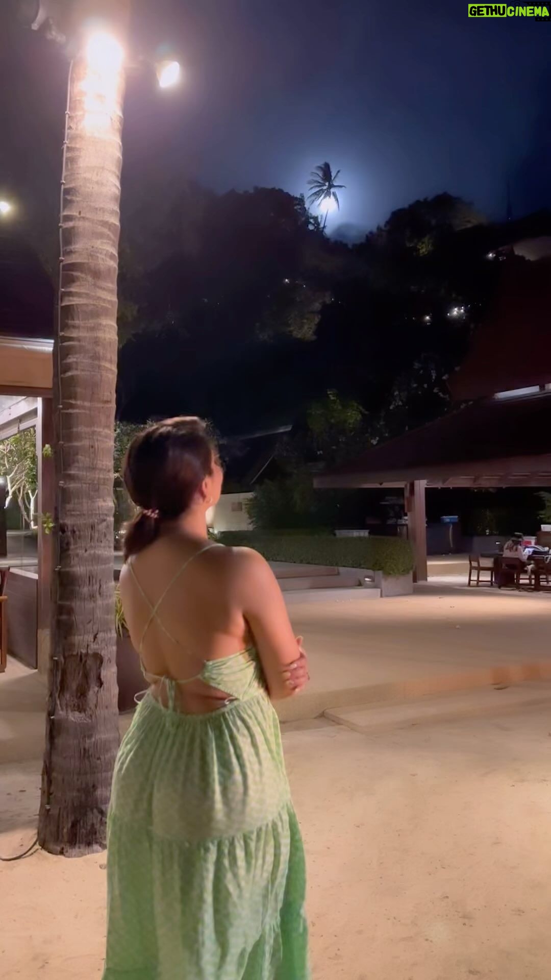 Anasuya Bharadwaj Instagram - Throwback to a Full moon 🌝 party at Koh Samui ❤️ My mind is 80% at a holiday these days .. if you are getting the hint @susank.bharadwaj 😒😏