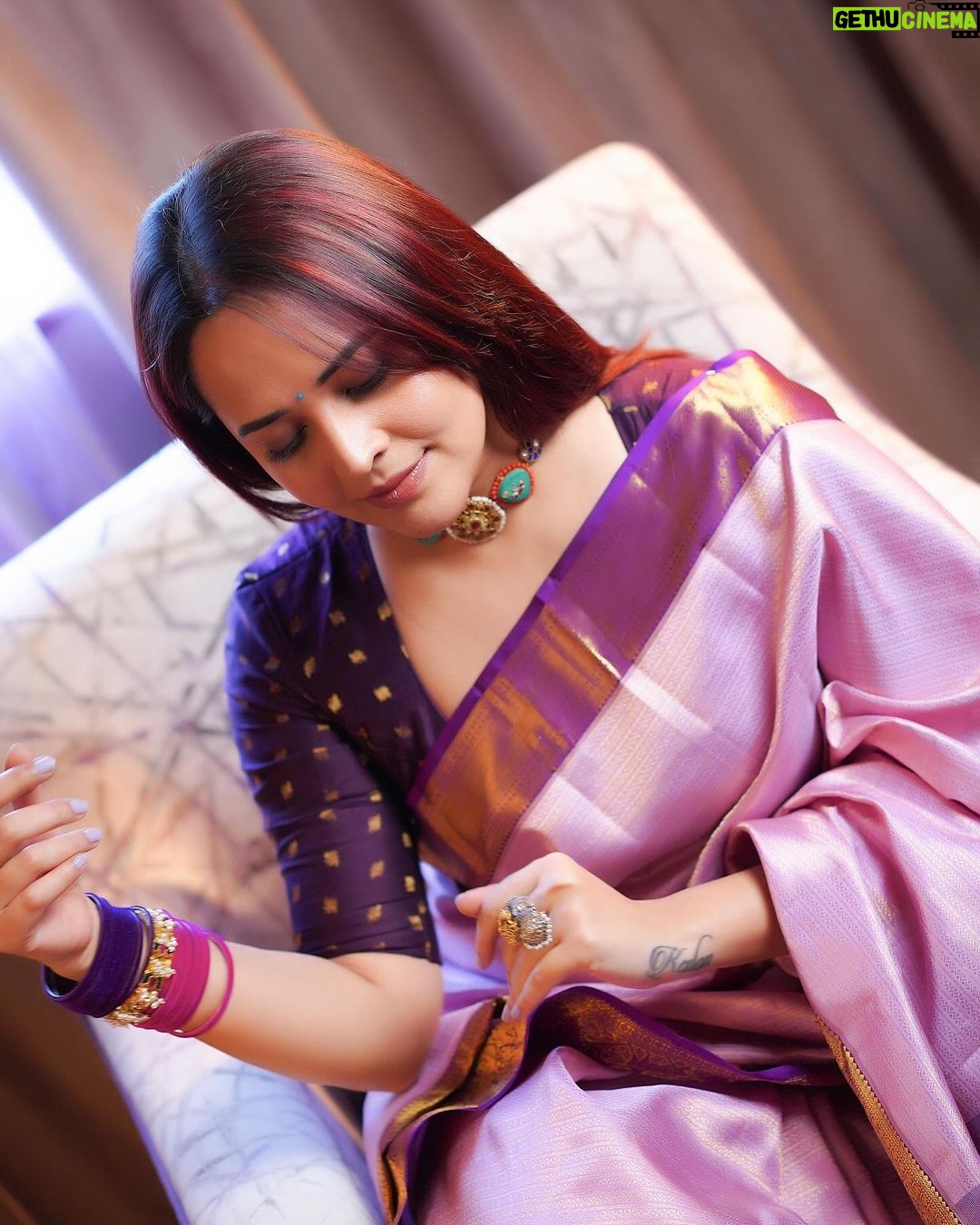 Anasuya Bharadwaj Instagram - “Perfection is overrated.. boring.. it’s the imperfections.. the vulnerabilities, the weaknesses, the human elements.. that make us who we are.. that make us real, beautiful.. necessary.” - Guy Harrison. @makeupbysiva 🤎 @telusivakrishna ❤️ @gvmall_tadepalligudem 🩷 @neelias_official 🩵 @valmikiramuphotography ✨