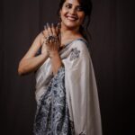 Anasuya Bharadwaj Instagram - Embraced Elegance 🦢🦋 @makeupbysiva 🩵 @telusivakrishna🩶 @karnikajewelshyd 💜 @valmikiramuphotography 🤎
