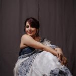 Anasuya Bharadwaj Instagram - Embraced Elegance 🦢🦋 @makeupbysiva 🩵 @telusivakrishna🩶 @karnikajewelshyd 💜 @valmikiramuphotography 🤎