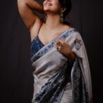 Anasuya Bharadwaj Instagram - Embraced Elegance 🦢🦋 @makeupbysiva 🩵 @telusivakrishna🩶 @karnikajewelshyd 💜 @valmikiramuphotography 🤎