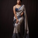 Anasuya Bharadwaj Instagram - Embraced Elegance 🦢🦋 @makeupbysiva 🩵 @telusivakrishna🩶 @karnikajewelshyd 💜 @valmikiramuphotography 🤎