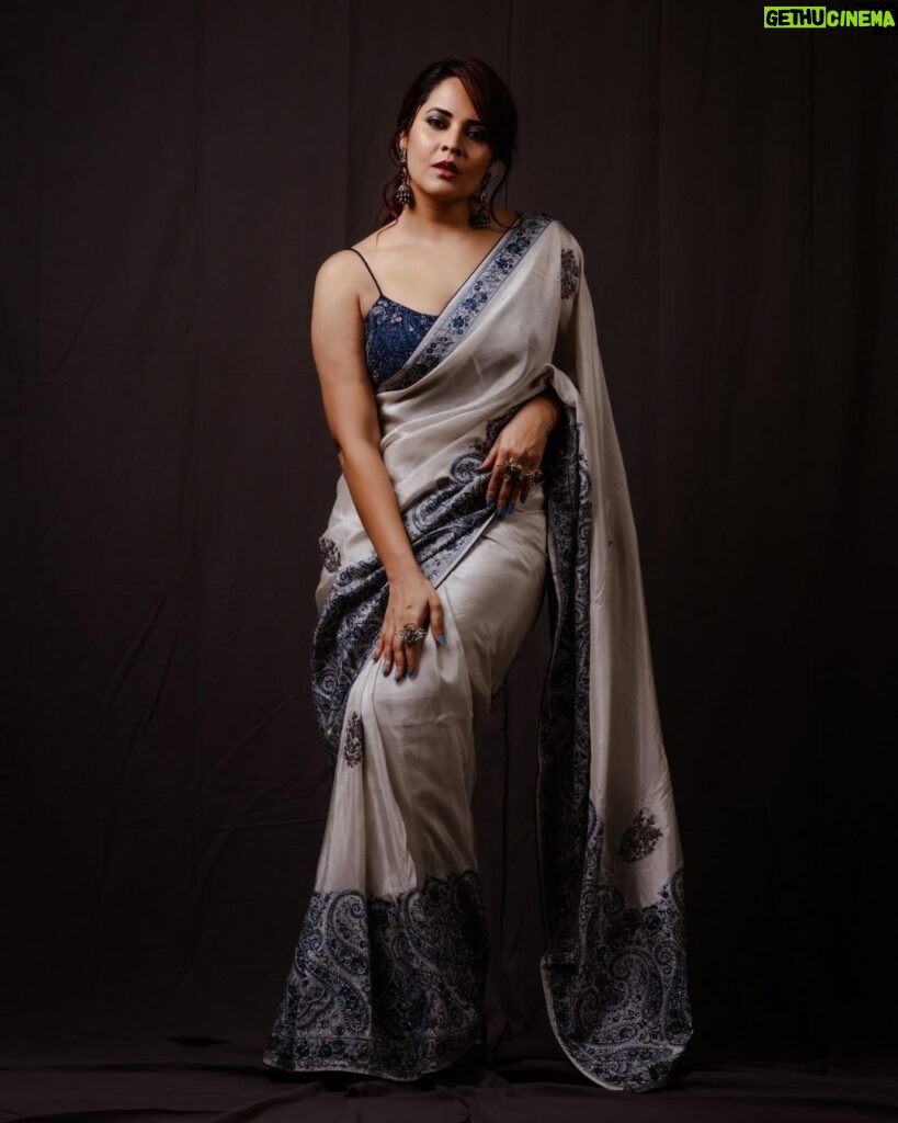 Anasuya Bharadwaj Instagram - Embraced Elegance 🦢🦋 @makeupbysiva 🩵 @telusivakrishna🩶 @karnikajewelshyd 💜 @valmikiramuphotography 🤎