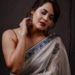 Anasuya Bharadwaj Instagram - Embraced Elegance 🦢🦋 @makeupbysiva 🩵 @telusivakrishna🩶 @karnikajewelshyd 💜 @valmikiramuphotography 🤎